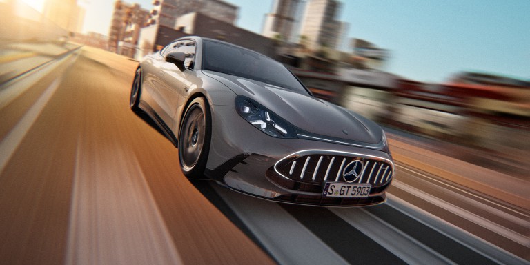 
				Das Bild zeigt das neue Mercedes-AMG GT 4-T�rer Coup� in der Farbe MANUFAKTUR alpingrau uni w�hrend der Fahrt durch eine moderne Stadt. Die Aufnahme erfolgt aus niedriger Perspektive von vorn. Durch die starke Bewegungsunsch�rfe der Umgebung entsteht ein Eindruck von hoher Geschwindigkeit. Markante Lichtsignaturen, die lange Motorhaube und die sportlich gezeichnete Front pr�gen das Erscheinungsbild des Fahrzeugs.
				