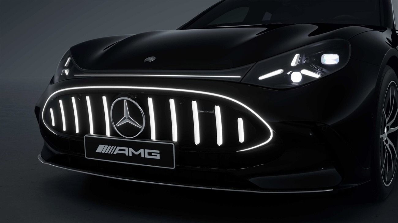 
			Frontansicht des neuen Mercedes-AMG GT 4-T�rer Coup� in der Farbe schwarz uni leuchtete AMG K�hlergrill mit vertikalen Streben, der Mercedes Stern und die charakteristische Lichtsignatur der Scheinwerfer stehen im Fokus.
		