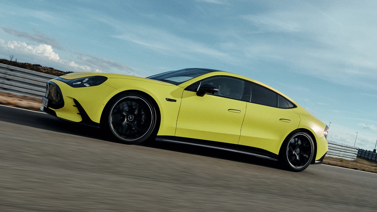 
			Seitenansicht des Mercedes-AMG GT 63 4-T�rer Coup� in der Farbe MANUFAKTUR solarbeamyellow uni w�hrend der Fahrt. Die flache Silhouette, die langen Proportionen und die gro�en R�der betonen den sportlichen Charakter des Fahrzeugs.
		