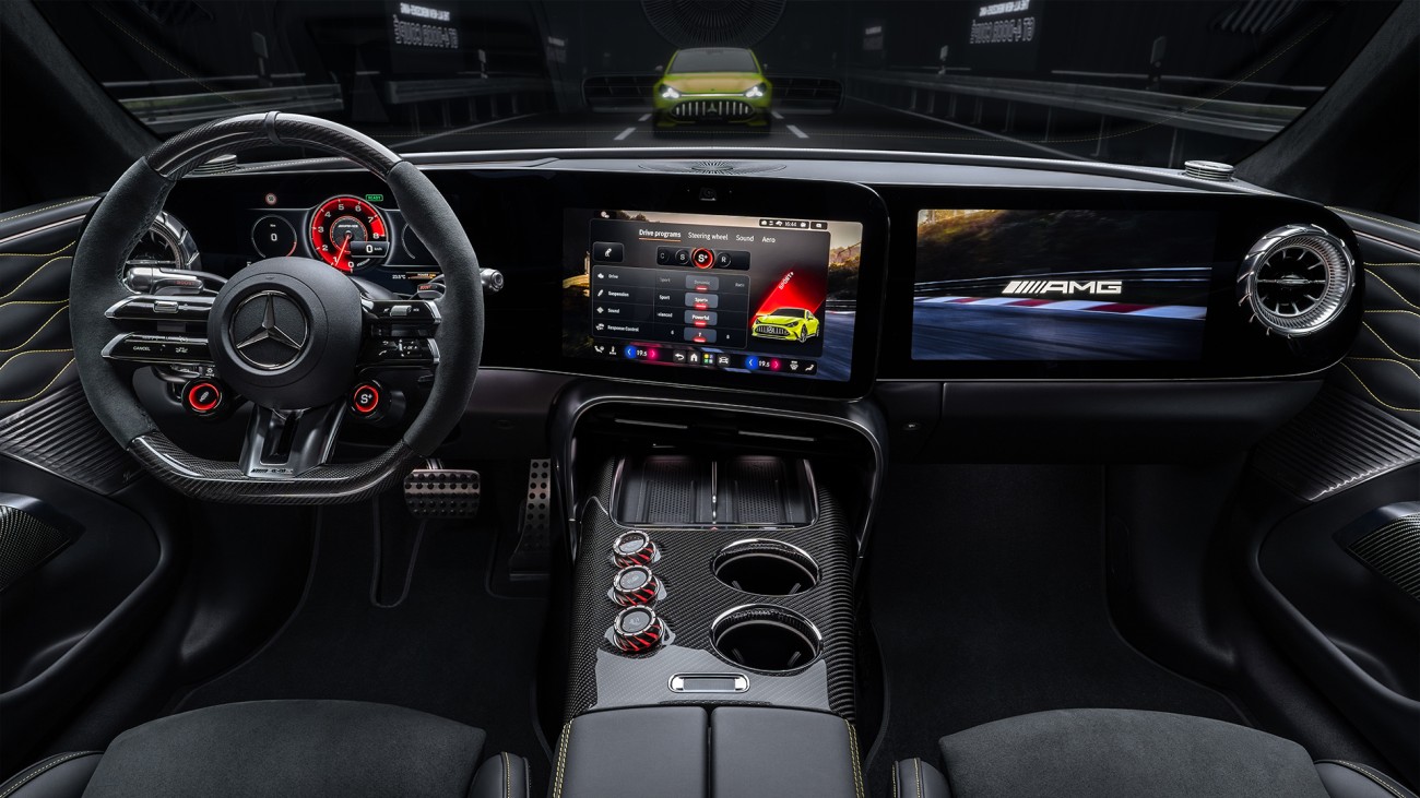 
			Blick in das Cockpit des Mercedes-AMG GT 63 4-T�rer Coup�. Zu sehen sind das AMG Performance Lenkrad, digitale Instrumente, zentrale Displays und Bedienelemente in der Mittelkonsole.
		