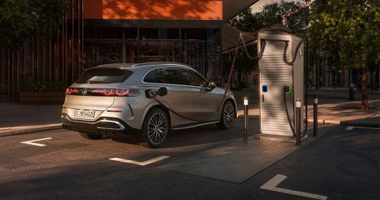 
					  Ein elektrischer Mercedes-Benz GLC l�dt an einer �ffentlichen Lades�ule in einer Stra�e im urbanen Umfeld.
					  