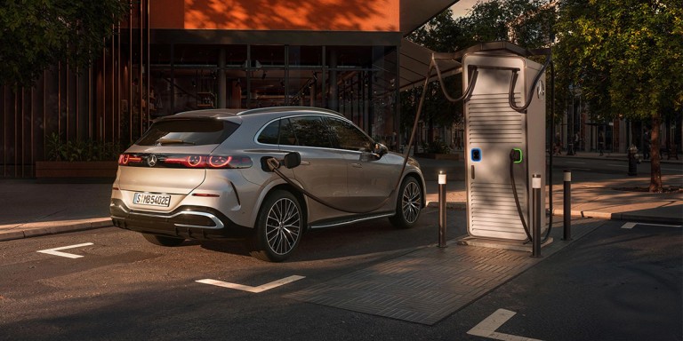 
				Ein elektrischer Mercedes-Benz GLC l�dt an einer �ffentlichen Lades�ule in einer Stra�e im urbanen Umfeld.
				