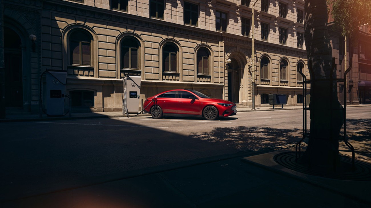 
			Ein elektrischer Mercedes-Benz CLA in MANUFAKTUR patagonienrot metallic steht an einer �ffentlichen Lades�ule.
		
