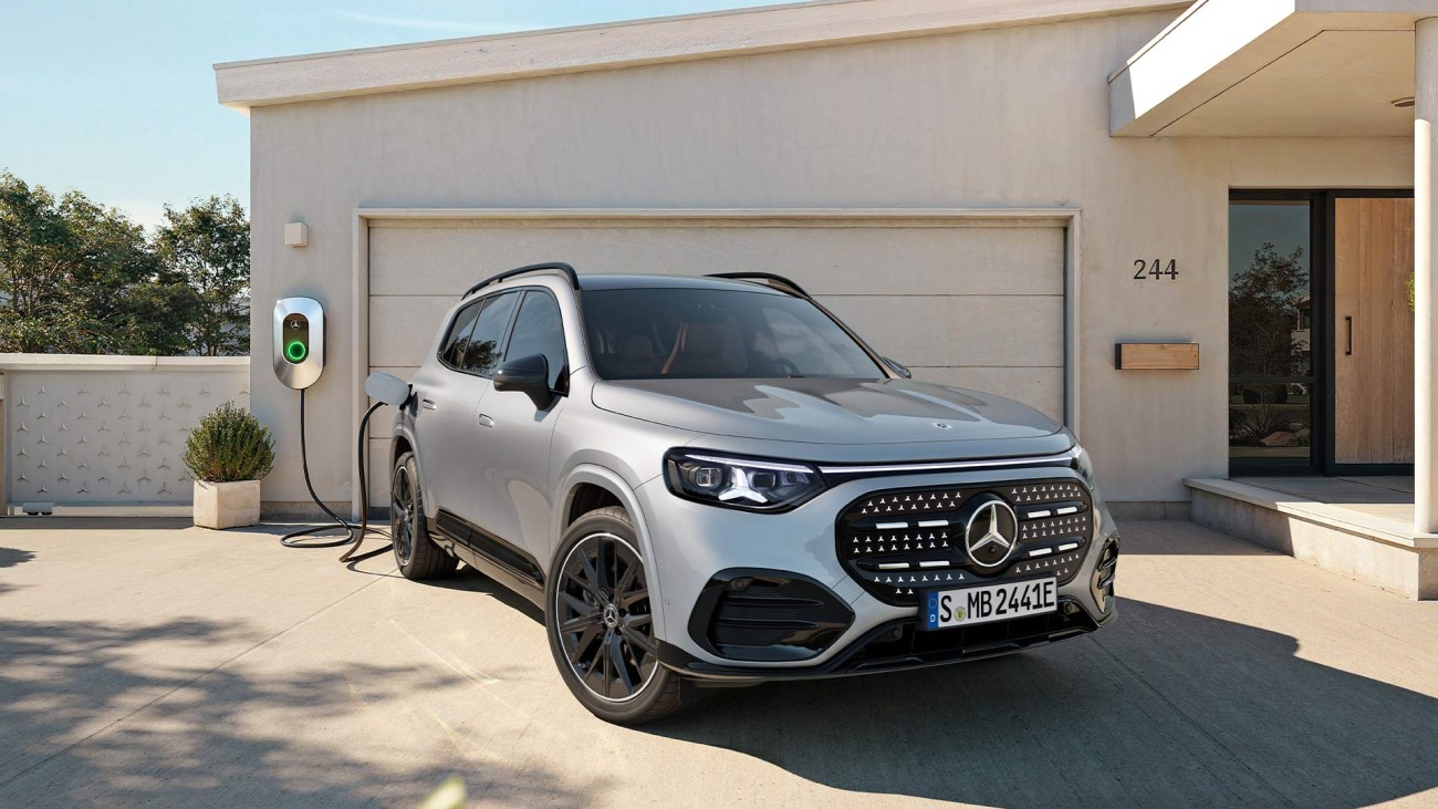 
			Ein Mercedes-Benz GLB in Hightechsilber l�dt an einer Wallbox vor einem Wohnhaus.
		