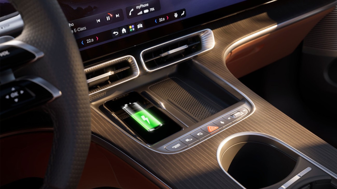 
			Blick in den Innenraum eines Mercedes-Benz GLC mit kabelloser Ladeschale in der Mittelkonsole. Ein Smartphone wird dort geladen.
		