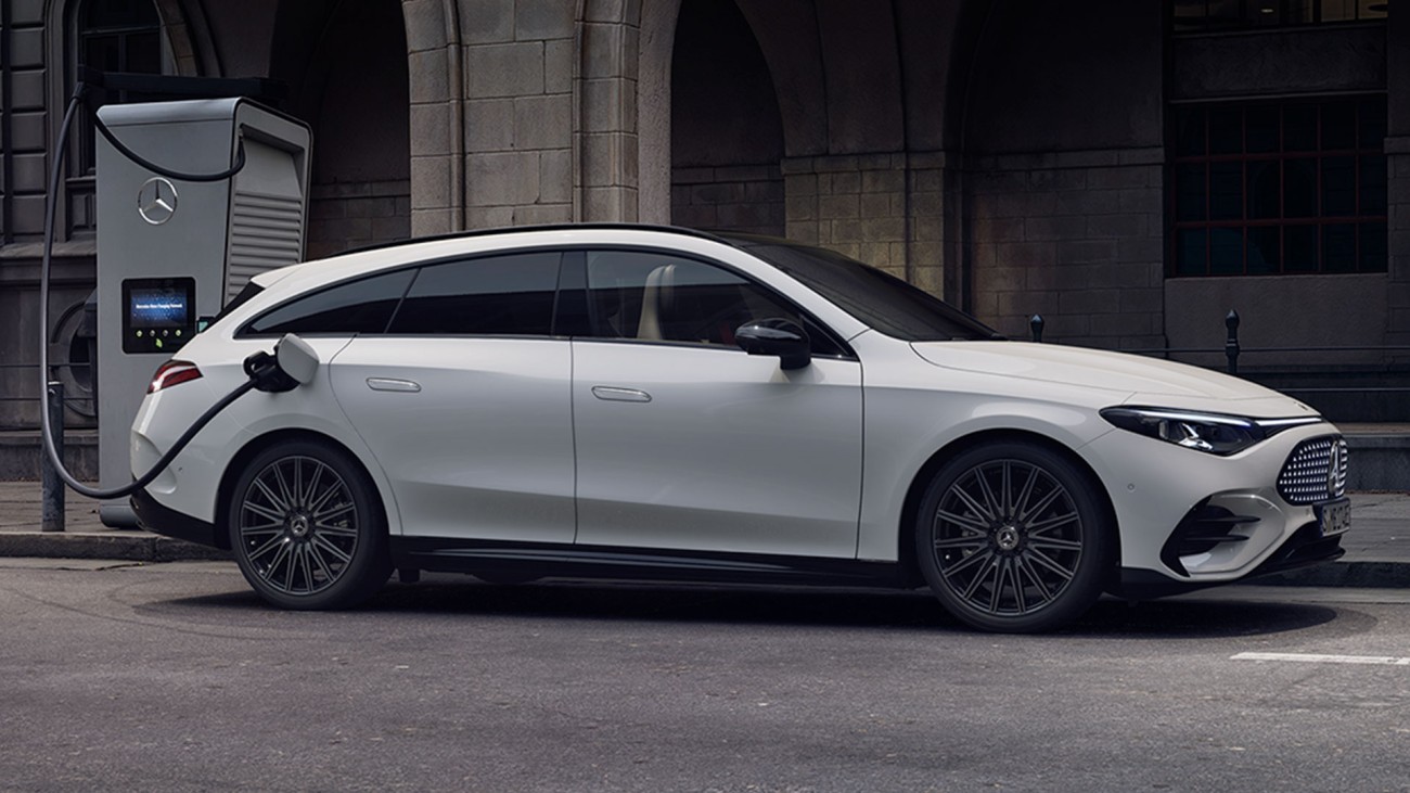 
			Ein Mercedes-Benz CLA Shooting Brake in Polarwei� uni l�dt an einer �ffentlichen Lades�ule am Stra�enrand.
		