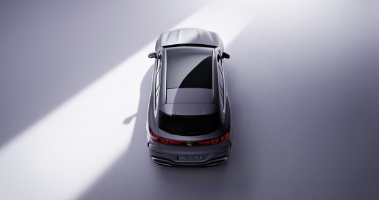 
					  Der Mercedes-Benz GLC in Heckansicht von oben, mit durchgehendem Leuchtenband und markanter SUV-Silhouette.
					  