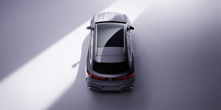 
				Der Mercedes-Benz GLC in Heckansicht von oben, mit durchgehendem Leuchtenband und markanter SUV-Silhouette.
				