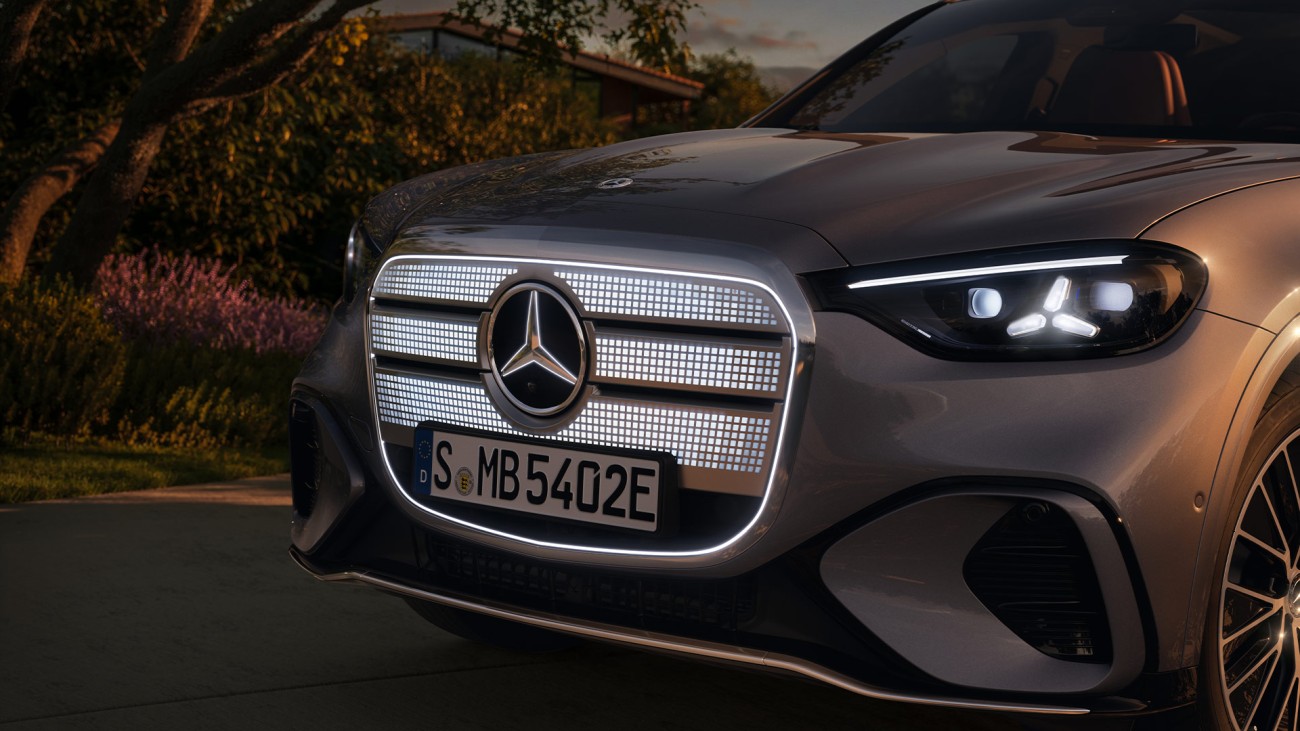 
			Schr�g von vorne fotografierte Frontpartie mit beleuchtetem Grill.
		