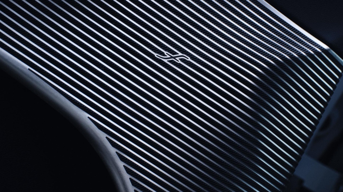 
			Nahaufnahme der Burmester� Lautsprecherabdeckung mit fein perforierter Metallstruktur im Fahrzeuginnenraum.
		