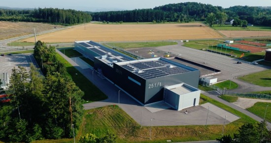 
					  Das Lichtkanal-Geb�ude im Mercedes-Benz Pr�f- und Technologiezentrum Immendingen, von schr�g oben gesehen.
					  
