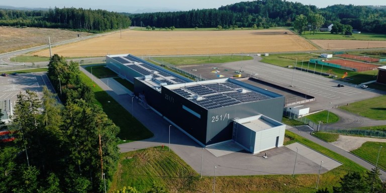 
				Das Lichtkanal-Geb�ude im Mercedes-Benz Pr�f- und Technologiezentrum Immendingen, von schr�g oben gesehen.
				