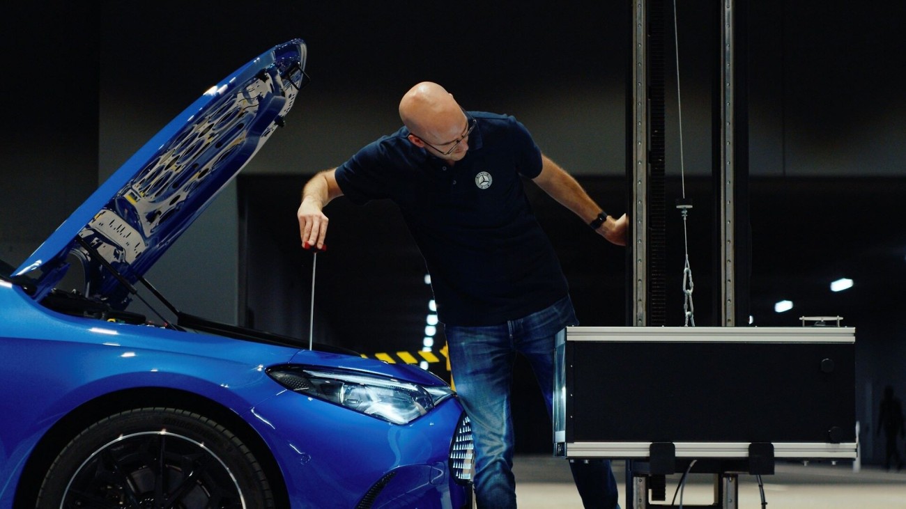 
			Ein Mercedes-Benz Ingenieur kalibriert die Fahrzeugbeleuchtung eines Mercedes-Benz CLA in Klarblau metallic.
		