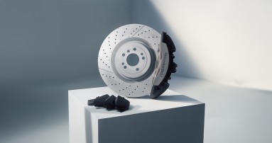 
					  Eine Mercedes-Benz Bremsscheibe ist vor einem grau-wei�en Hintergrund auf einem Podest aufgestellt.
					  