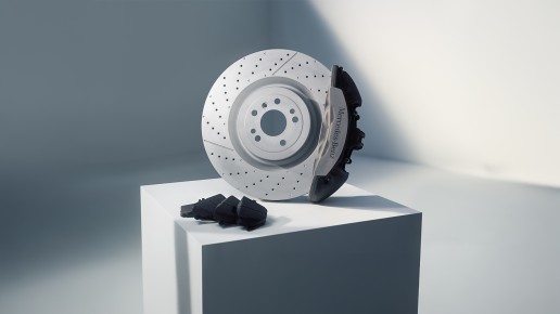 
					  Eine Mercedes-Benz Bremsscheibe ist vor einem grau-wei�en Hintergrund auf einem Podest aufgestellt.
					  