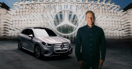 
					  TV-Moderator und YouTuber Matthias Malmedie steht in einer Fotomontage vor der markanten, beleuchteten Skulptur des neuen ikonischen K�hlergrills des vollelektrischen Mercedes-Benz GLC im Gro�format. Links neben ihm ist der neue elektrische GLC zu sehen.
					  