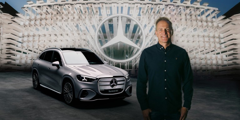 
				TV-Moderator und YouTuber Matthias Malmedie steht in einer Fotomontage vor der markanten, beleuchteten Skulptur des neuen ikonischen K�hlergrills des vollelektrischen Mercedes-Benz GLC im Gro�format. Links neben ihm ist der neue elektrische GLC zu sehen.
				