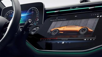 
Innenraum eines modernen Autos mit digitalem Kombiinstrument und gro�em Display in der Mittelkonsole, auf dem ein Video angezeigt wird.
