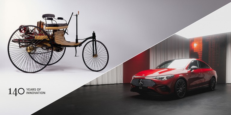 
				Das Bild zeigt eine Fotomontage: Links oben befindet sich das &bdquo;Fahrzeug mit Gasmotorenbetrieb&ldquo;, der erste Mercedes-Benz, 1886 zum Patent angemeldet. Rechts unten ist der vollelektrische CLA in MANUFAKTUR patagonienrot metallic zu sehen.
				