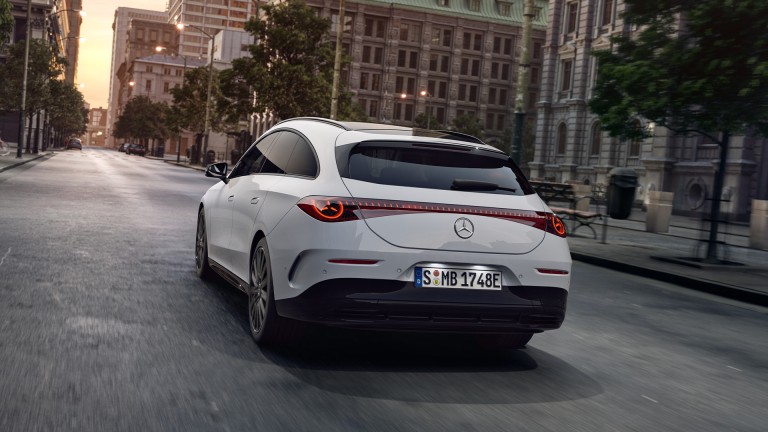 
			Ein Mercedes-Benz CLA Shooting Brake in Polarwei� uni f�hrt auf einer st�dtischen Stra�e. Das Fahrzeug ist von hinten zu sehen, mit durchgehendem Leuchtenband am Heck und eingeschalteten R�ckleuchten.
		