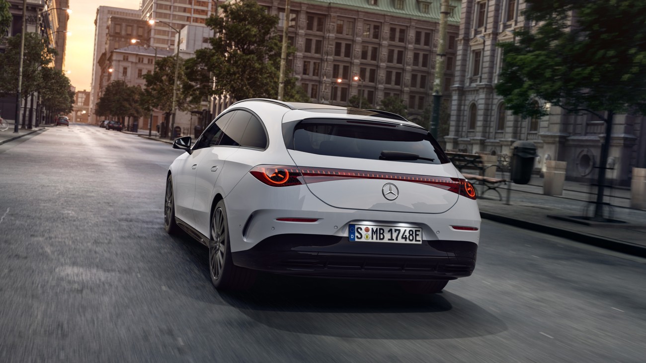 
			Ein Mercedes-Benz CLA Shooting Brake in Polarwei� uni f�hrt auf einer st�dtischen Stra�e. Das Fahrzeug ist von hinten zu sehen, mit durchgehendem Leuchtenband am Heck und eingeschalteten R�ckleuchten.
		