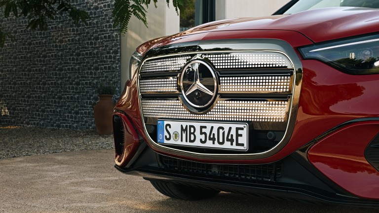 
			Detailaufnahme der Front eines Mercedes-Benz GLC in MANUFAKTUR patagonienrot metallic. Der neu gestaltete, verchromte und beleuchtete K�hlergrill mit zentralem Mercedes-Stern pr�gt das Erscheinungsbild des Fahrzeugs. Klare Linien und markante Formen unterstreichen die kraftvolle Frontpartie.
		