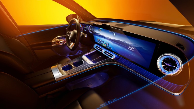 
			esignskizzen des Interieurs des neuen elektrischen GLC von Mercedes-Benz. Zu sehen sind das Cockpit mit gro�fl�chigem, durchgehendem Display, ein Lenkrad, eine Mittelkonsole sowie flie�ende Linien und Lichtakzente, die die Gestaltung des Innenraums visualisieren.
		