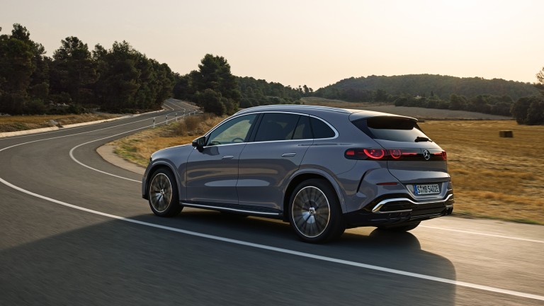 
			Heckansicht eines elektrischen Mercedes-Benz GLC in lavender silver, der in eine Rechtskurve f�hrt.
		