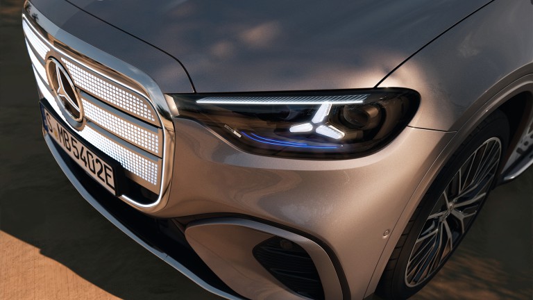 
			Frontansicht des elektrischen Mercedes-Benz GLC mit beleuchtetem K�hlergrill und Scheinwerfern mit aktiviertem DIGITAL LIGHT.
		