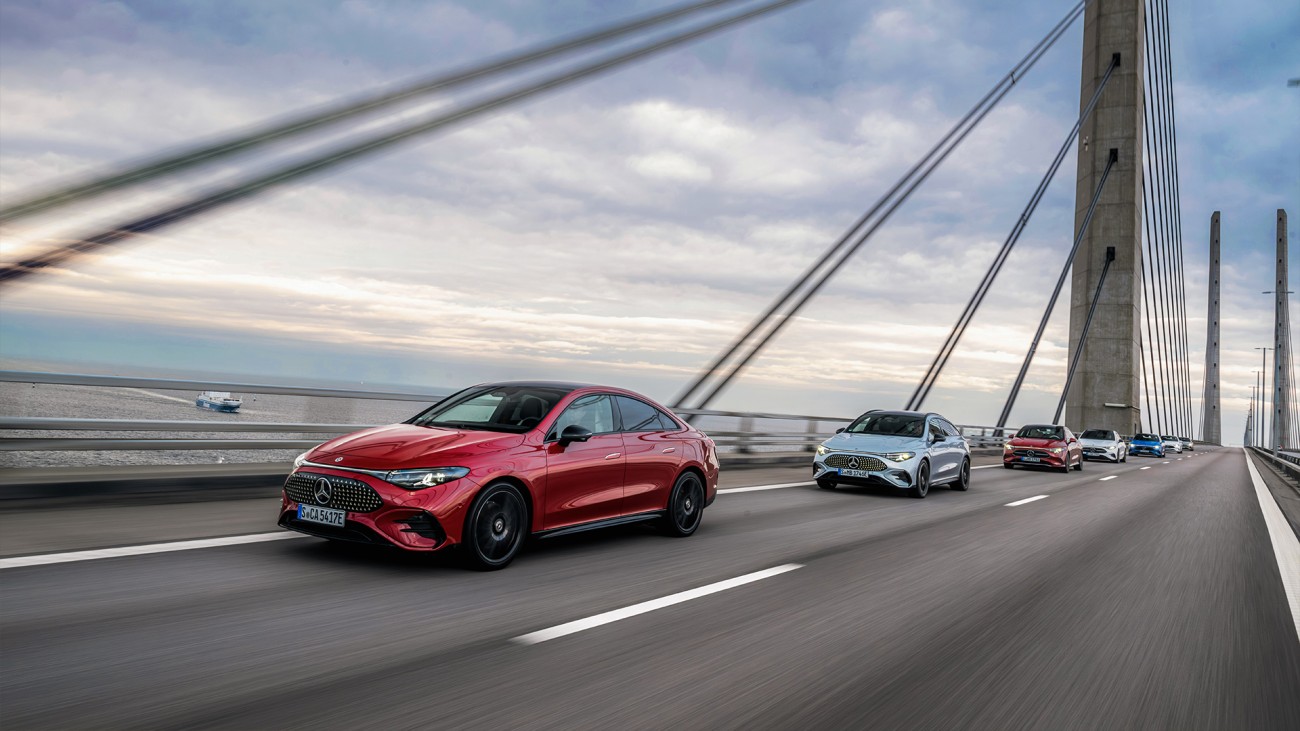 
			Mehrere Mercedes-Benz CLA fahren in Kolonne �ber eine mehrspurige Br�cke. Im Vordergrund ist ein CLA in MANUFAKTUR patagonienrot metallic von schr�g vorne in Bewegung zu sehen, dahinter folgen weitere Fahrzeuge. Fahrbahnmarkierungen, Br�ckengel�nder, Wasserfl�che und ein leicht bew�lkter Himmel sind sichtbar.
		