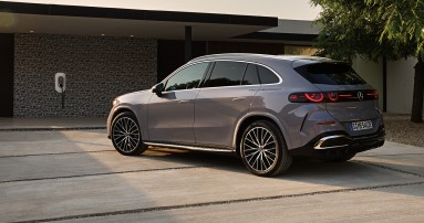 
					  Der neue elektrische Mercedes-Benz GLC steht vor einem modernen Haus mit Wallbox.
					  