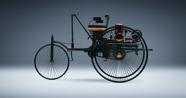 
					  Studioaufnahme des Patent-Motorwagens von Carl Benz: Linke Seitenansicht einer authentischen Nachfertigung des ersten Automobils der Welt aus dem Jahr 1886.
					  