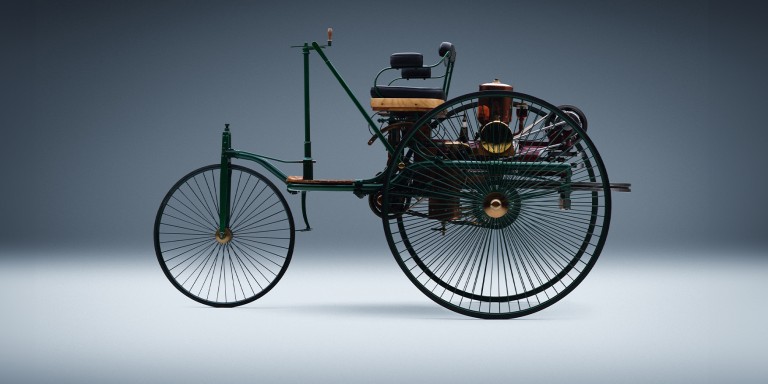 
				Studioaufnahme des Patent-Motorwagens von Carl Benz: Linke Seitenansicht einer authentischen Nachfertigung des ersten Automobils der Welt aus dem Jahr 1886.
				