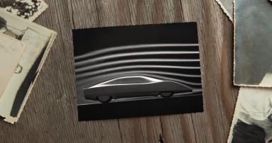 
					  Ein Schwarz-Wei�-Bild von 1977 liegt neben anderen alten Fotos auf einem Holztisch. Auf dem Bild ist ein Tonmodell eines futuristischen Fahrzeugmodells seitlich in einem Windkanal zu sehen, �ber dem Fahrzeug sind wei�e Luftlinien zu erkennen. Bildquelle: Mercedes-Benz Classic.
					  