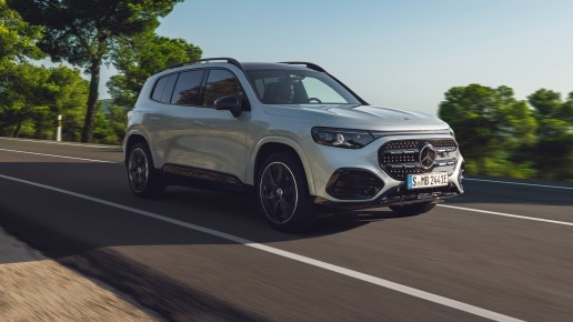 
					  Vorderansicht des elektrischen Mercedes-Benz GLB in Hightechsilber, der auf einer Landstra�e f�hrt. Entlang der Stra�e sind gr�ne B�ume und Vegetation zu sehen, dar�ber ein klarer Himmel.
					  