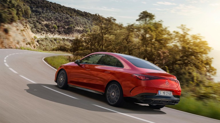 
			Heckansicht des elektrischen CLA in MANUFAKTUR patagonienrot metallic, der auf einer ansteigenden Landstra�e in eine Rechtskurve f�hrt.
		