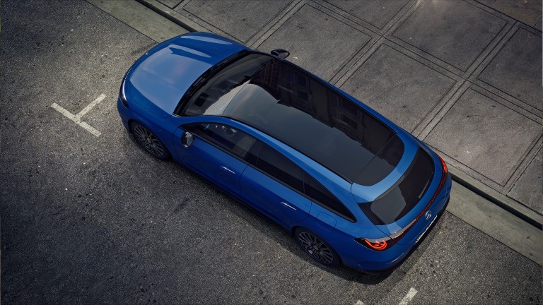 
			Der elektrische Mercedes-Benz CLA Shooting Brake in klarblau metallic ist aus der Vogelperspektive zu sehen. Das Fahrzeug steht auf einer asphaltierten Stra�e, das Panoramadach und die sportliche Silhouette sind gut erkennbar.
		