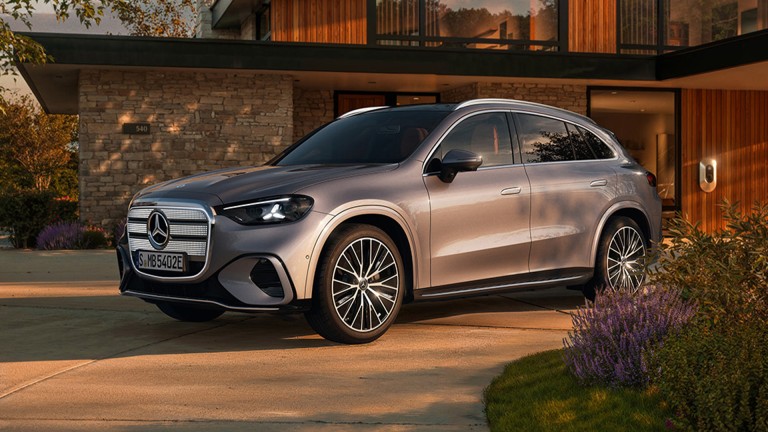 
			Der Mercedes-Benz GLC in der Farbe Lavender Silver ist von schr�g vorne zu sehen. Das Fahrzeug steht im Freien vor einem Wohnhaus.
		