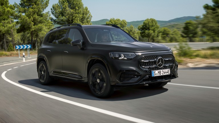 
			Der Mercedes-Benz GLB in MANUFAKTUR kosmosschwarz magno ist von schr�g vorne zu sehen, w�hrend er eine langgezogene Linkskurve durchf�hrt. Im Hintergrund sind B�ume und Sonnenlicht zu erkennen.
		