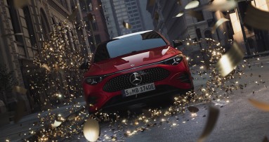 
					  Ein roter CLA  f�hrt dynamisch durch eine st�dtische Stra�e. Um das Fahrzeug wirbeln zahlreiche goldene Partikel und Lichtreflexe, die eine kraftvolle und festliche Atmosph�re erzeugen.
					  