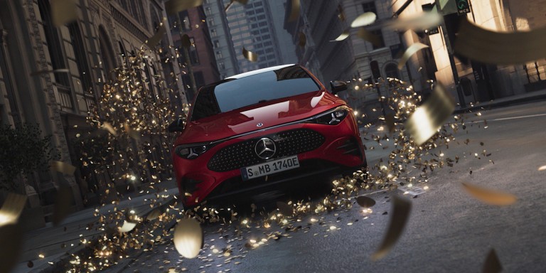 
				Ein roter CLA  f�hrt dynamisch durch eine st�dtische Stra�e. Um das Fahrzeug wirbeln zahlreiche goldene Partikel und Lichtreflexe, die eine kraftvolle und festliche Atmosph�re erzeugen.
				