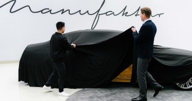 
					  Mercedes-Benz CEO Ola K�llenius (re.) und Content Creator Justin Tse enth�llen die neue S-Klasse, die noch zum gr��ten Teil mit einem schwarzen Tuch bedeckt ist.
					  