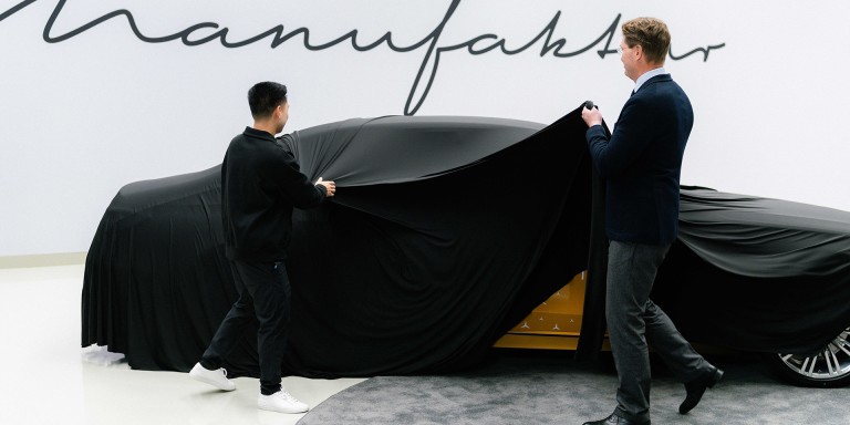 
				Mercedes-Benz CEO Ola K�llenius (re.) und Content Creator Justin Tse enth�llen die neue S-Klasse, die noch zum gr��ten Teil mit einem schwarzen Tuch bedeckt ist.
				