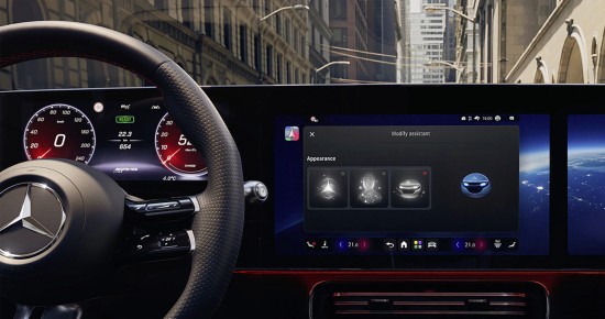 
					  : Der Zentralbildschirm eines Mercedes-Benz CLA, auf dem die Maske zur Anpassung des MBUX Virtual Assistant zu sehen ist.
					  
