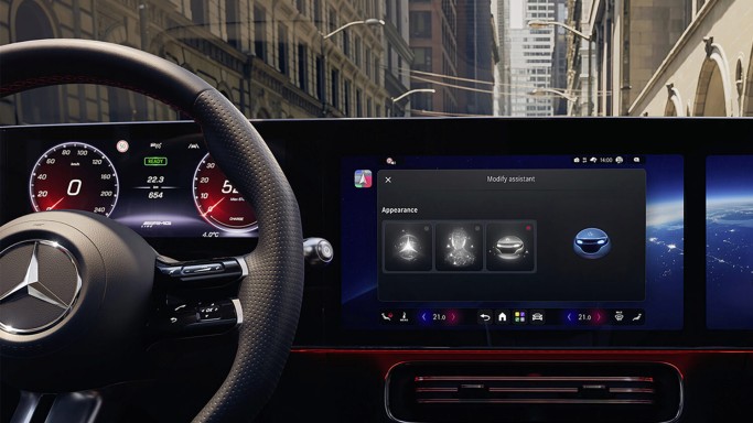
				: Der Zentralbildschirm eines Mercedes-Benz CLA, auf dem die Maske zur Anpassung des MBUX Virtual Assistant zu sehen ist.
				