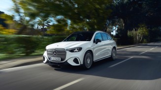 
Ein wei�er elektrischer GLC von Mercedes-Benz f�hrt auf einer von Palmen und B�umen ges�umten Stra�e.
