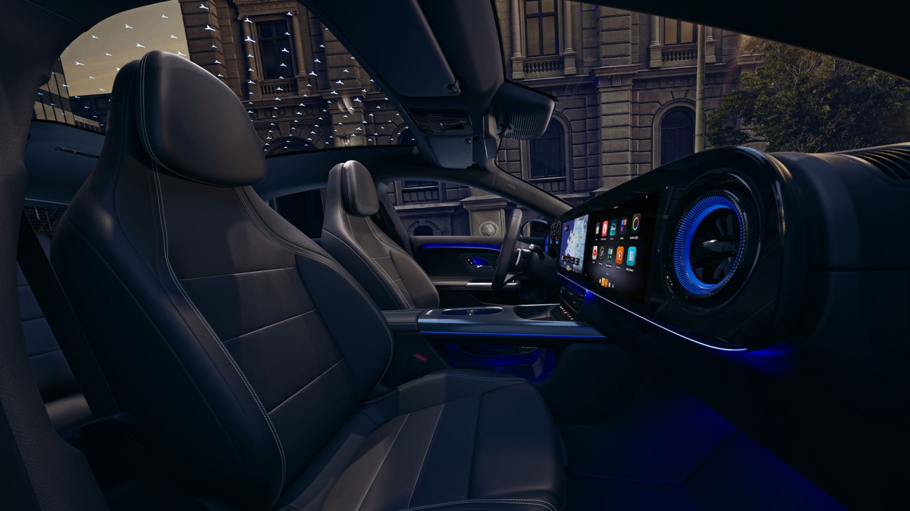 
			Blick vom Beifahrerfenster auf die beiden Vordersitze eines Mercedes-Benz CLA Shooting Brake: Zu sehen sind der optionale MBUX Superscreen und das Panoramadach mit optionalem SKY CONTROL und beleuchtetem Sternenmuster.
		