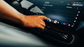 
Der Zeigefinger einer Hand zeigt von schr�g oben auf die MBUX Notes App auf dem Zentraldisplay eines Mercedes-Benz CLA. Auf dem Bildschirm ist eine Einkaufsliste f�r ein Picknick zu sehen.

