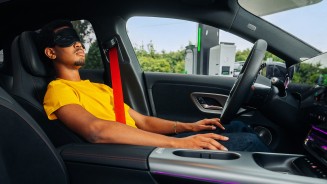 
Ein Mann sitzt mit Schlafmaske zur�ckgelehnt und angeschnallt auf dem Fahrersitz eines CLA und nutzt das optionale Digitale Extra ENERGIZING COMFORT.
