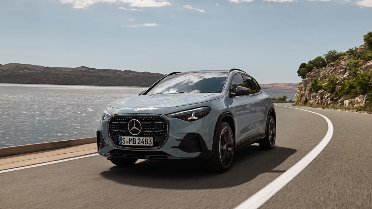 
			Der neue GLA von Mercedes-Benz als Hybrid in aquamint uni f�hrt auf einer direkt an einem Gew�sser gelegenen Stra�e entlang.
		